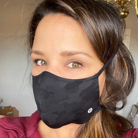 Lululemon black camo face mask NEW - Picture 1 of 2